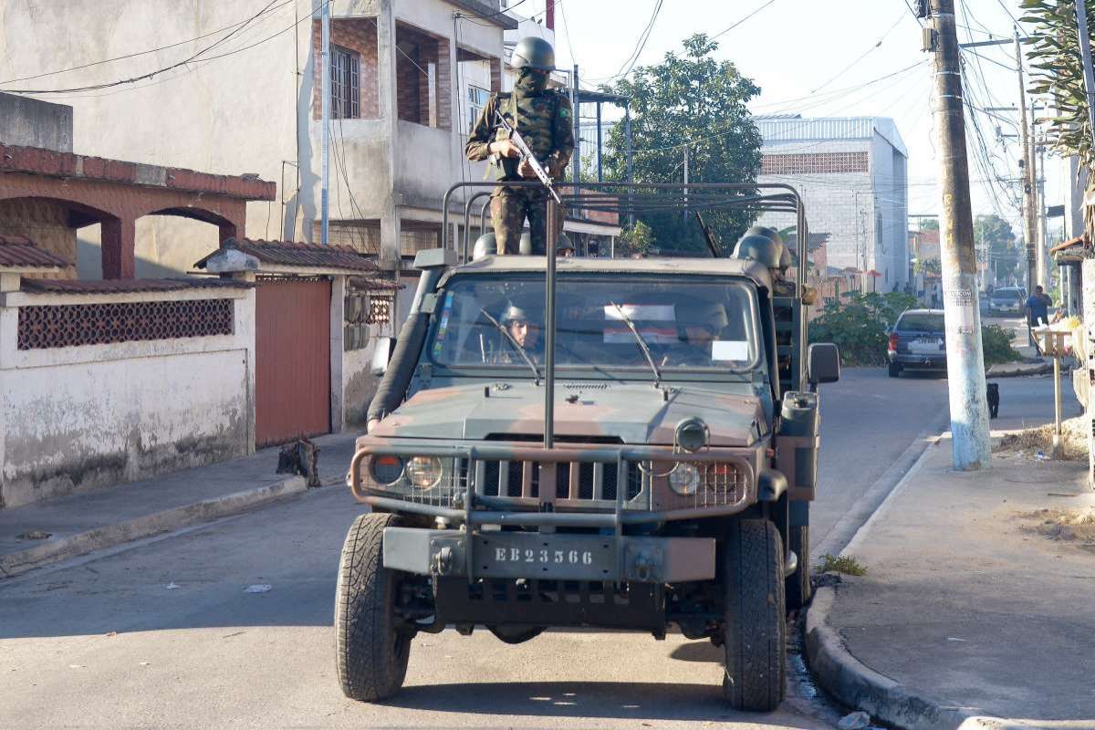 2018-07-16 - AGÊNCIA DE NOTîCIAS - PARCEIRO - Forças Armadas fazem nova operação, desde o fim da noite de domingo, nas comunidades do Complexo do Salgueiro e Jardim Catarina, em São Gonçalo, na Região Metropolitana do estado. Há cerco, estabilização de áreas, remoção de barricadas, e revistas de pessoas e de veículos - Foto: Clever Felix/Parceiro/Agência O Dia