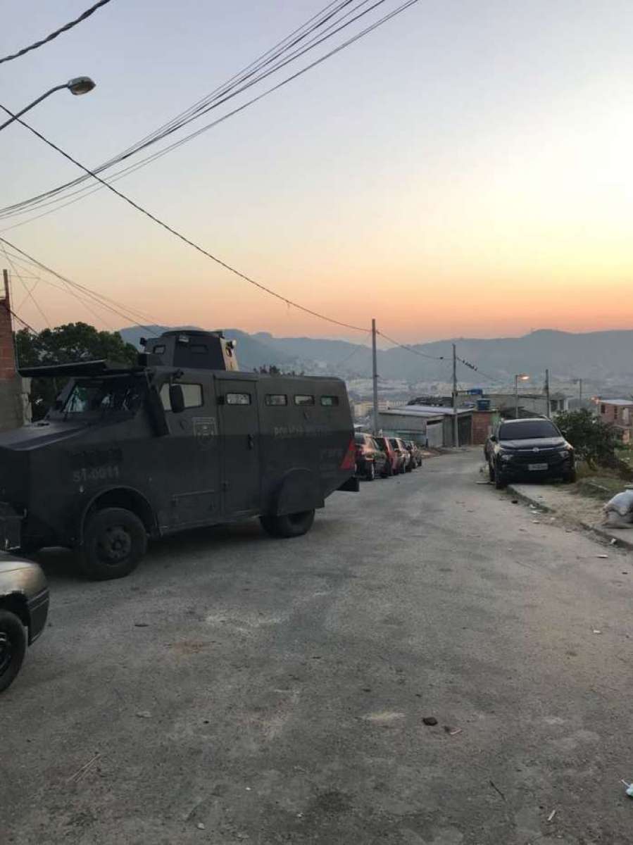 Blindado da PM no Morro do Urubu. Comunidade sofreu tentativa de invasão, segundo informações