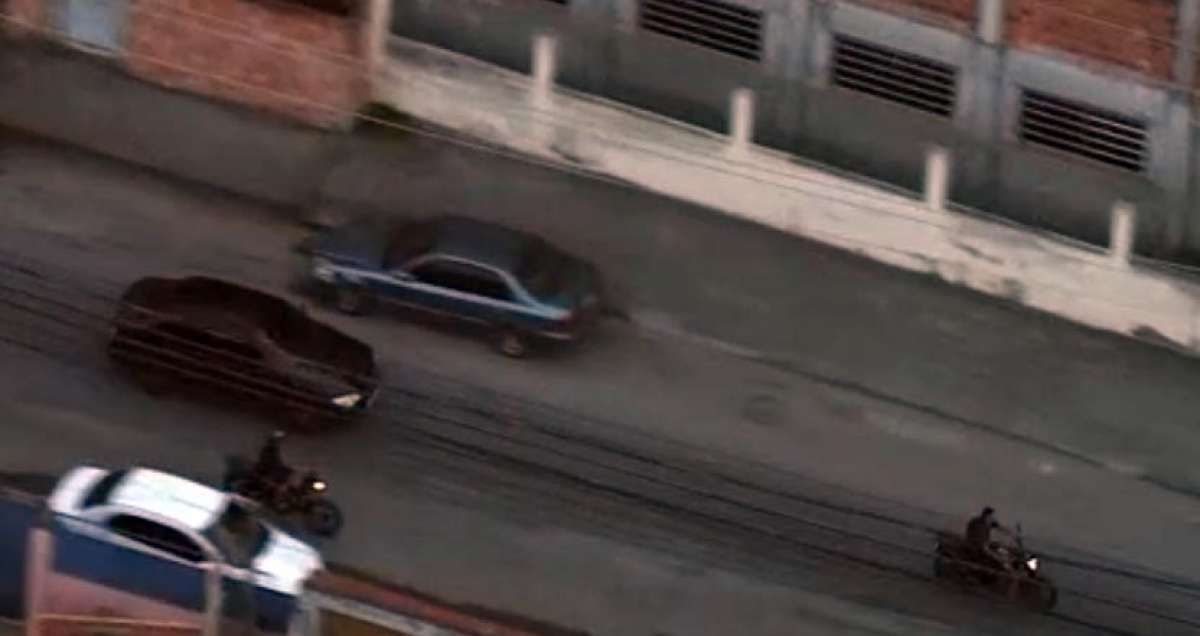 Carro e moto se afastam da área com policiais