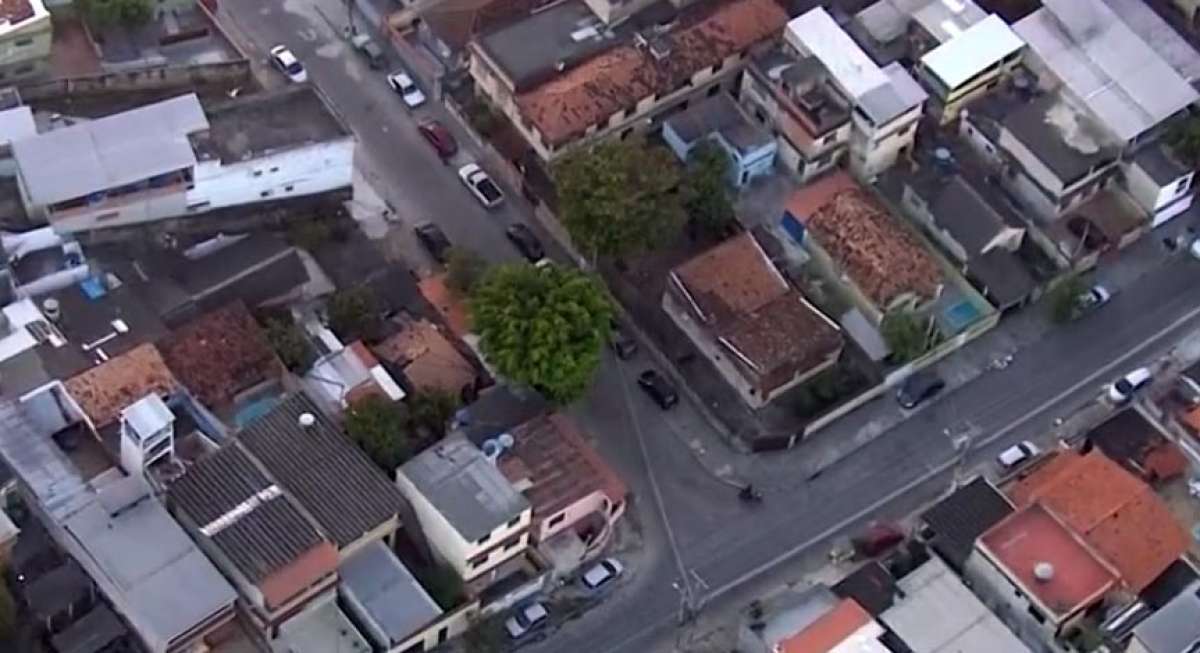 Carro e moto se afastam da área com policiais