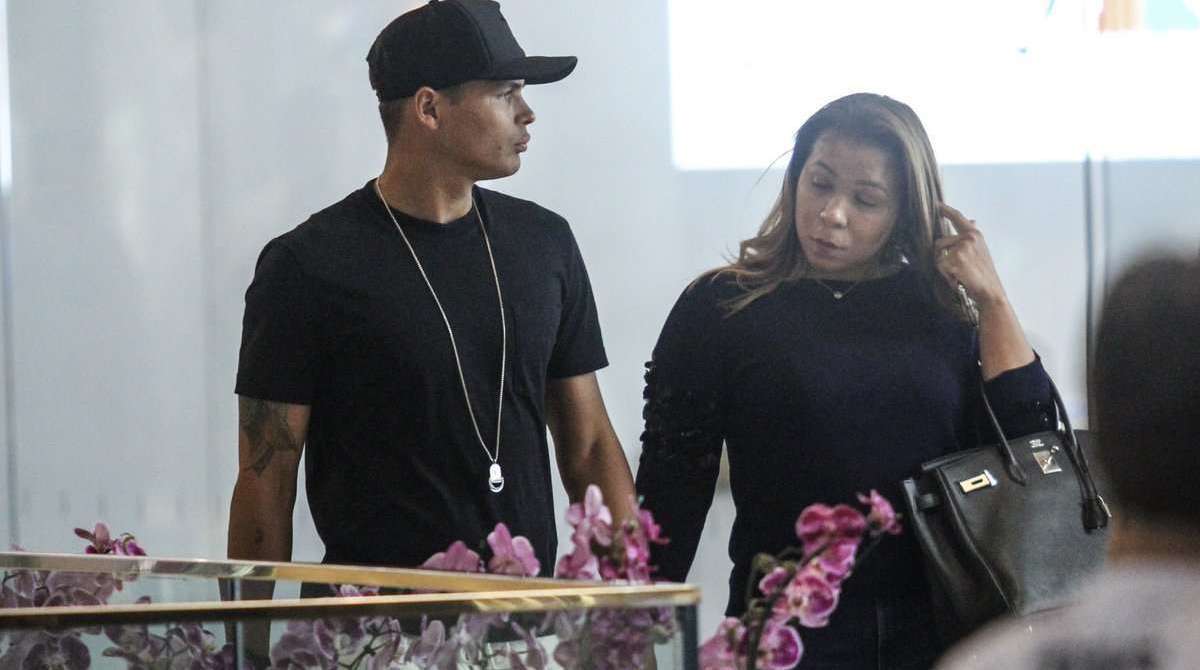 Thiago Silva faz compras em shopping no Rio