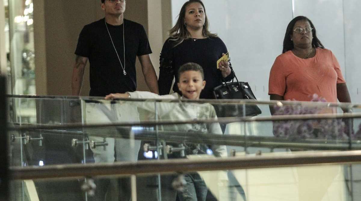 Thiago Silva faz compras em shopping no Rio