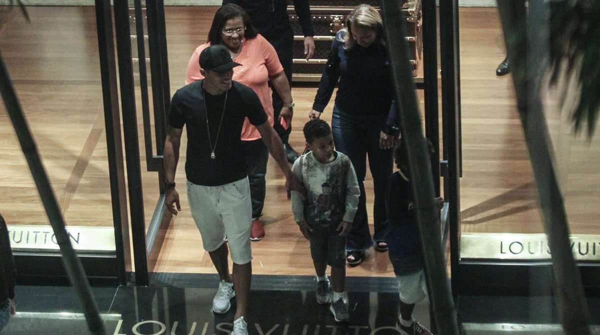 Thiago Silva faz compras em shopping no Rio