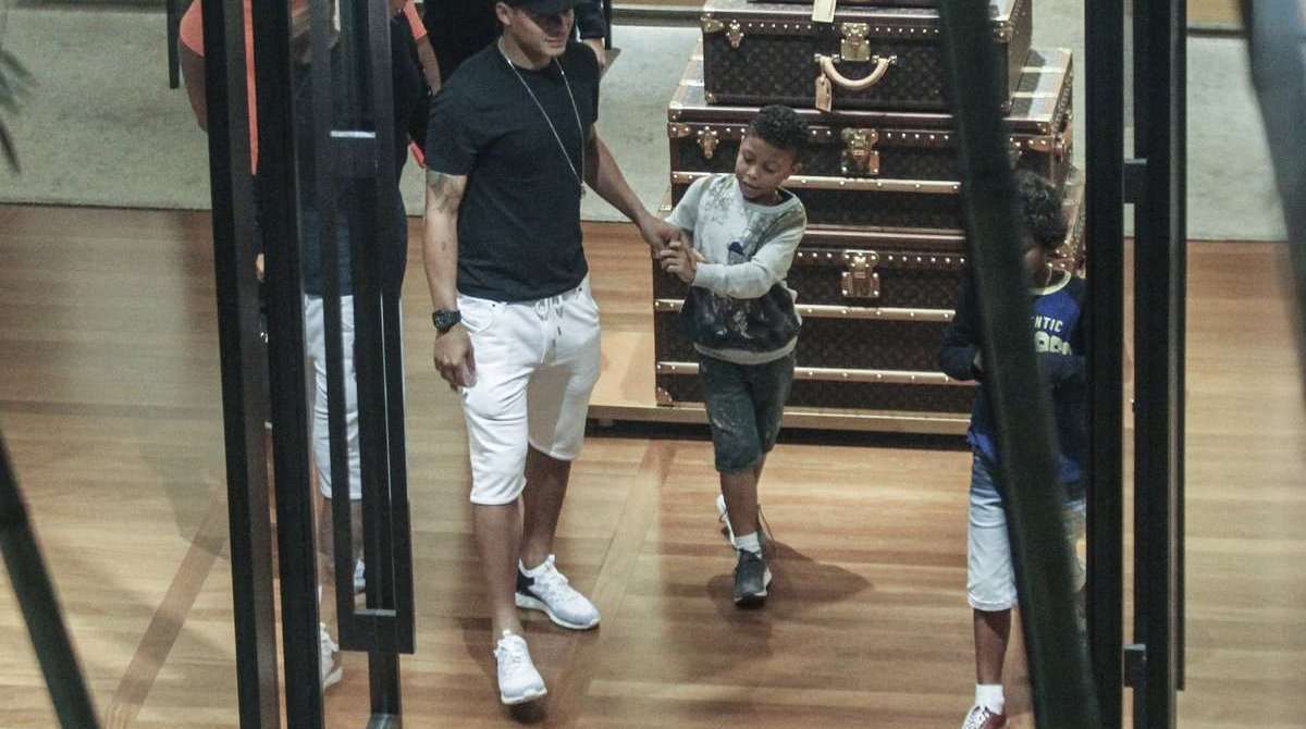 Thiago Silva faz compras em shopping no Rio