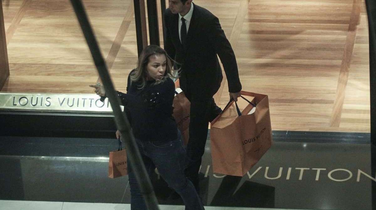 Thiago Silva faz compras em shopping no Rio