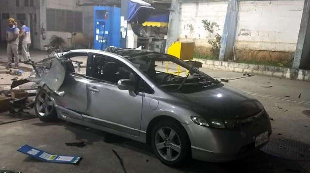 A estrutura do posto também foi atingida