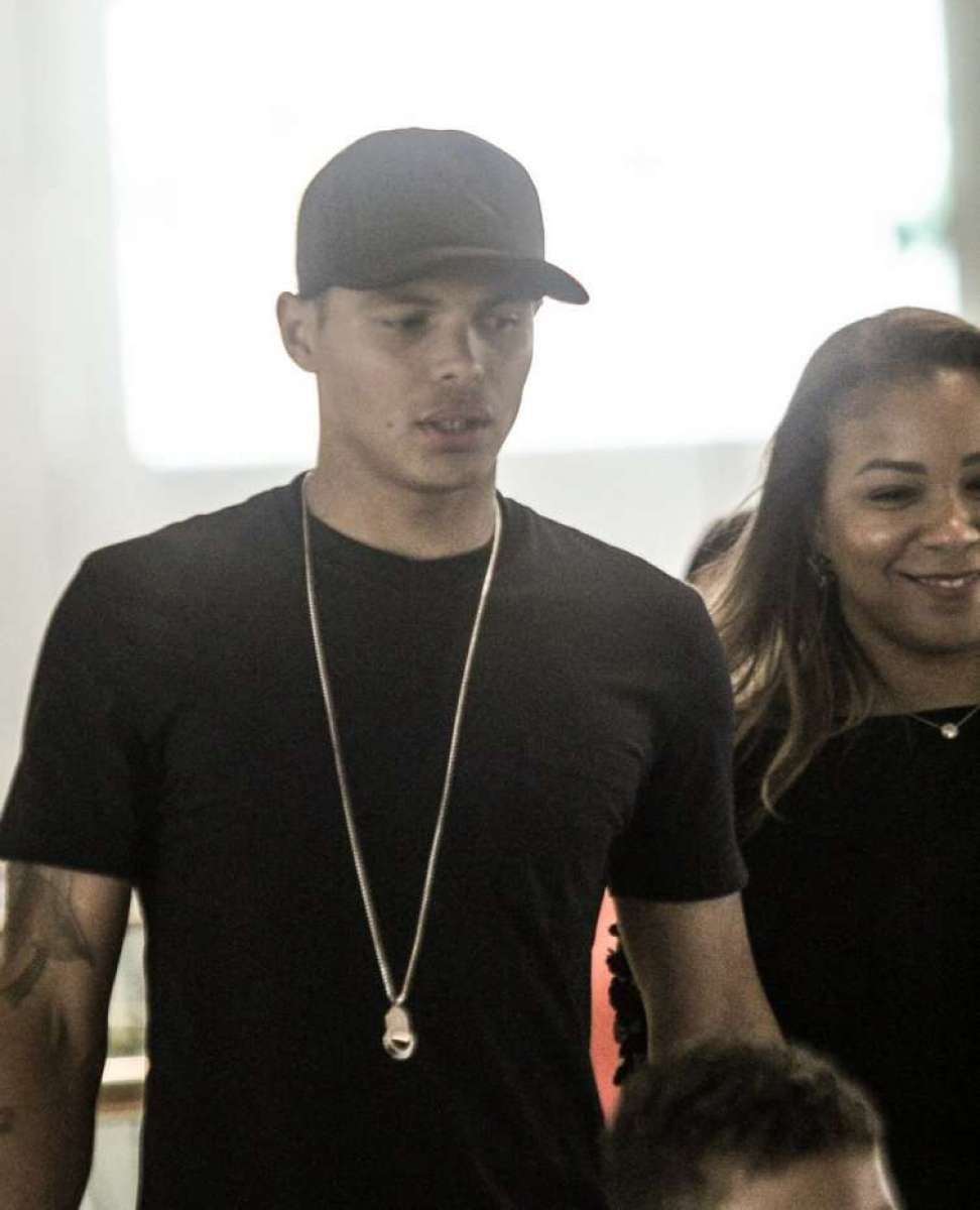 Thiago Silva faz compras em shopping no Rio