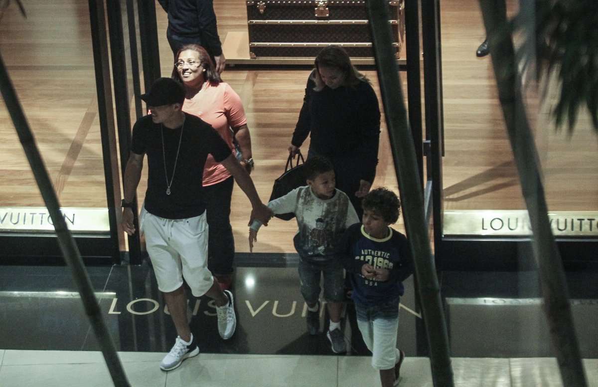 Thiago Silva faz compras em shopping no Rio