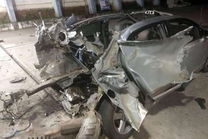 Parte traseira do carro ficou totalmente destruÃ­da