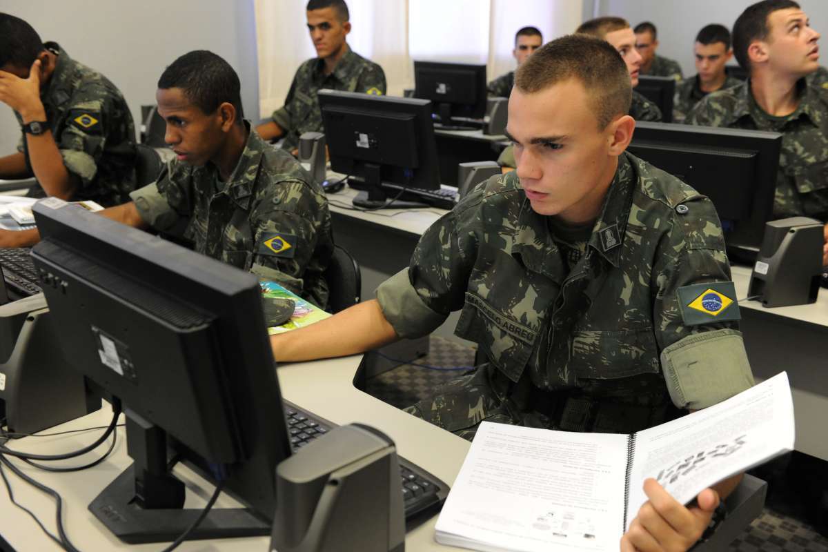 Para candidatos de Nível Médio, é possível ingressar ainda na Escola de Sargentos de Logística (EsLog) - Fotos: Divulgação