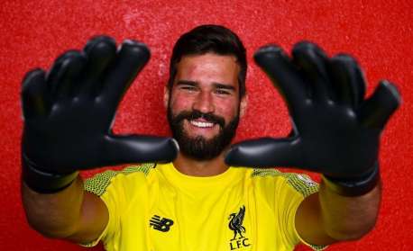 Presente na seleção do mundo pelo segundo ano seguido, Alisson comemora: 'Honrado'