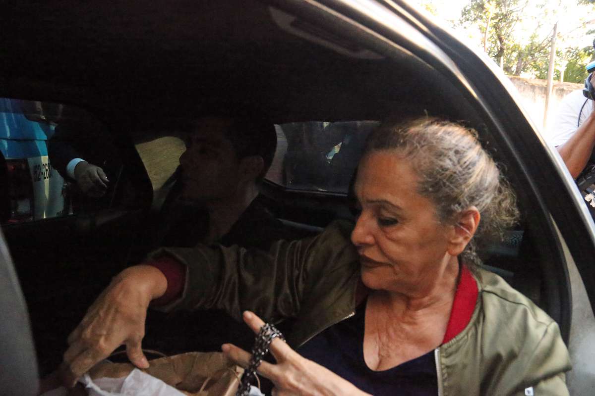 Denis Cesar Barros Furtado, conhecido como 'Dr. Bumbum', e sua m&atilde;e, Maria de F&aacute;tima Barros chegando na 16 DP Barra ap&oacute;s serem presos. Foto: Daniel Castelo Branco / Ag&ecirc;ncia O Dia.