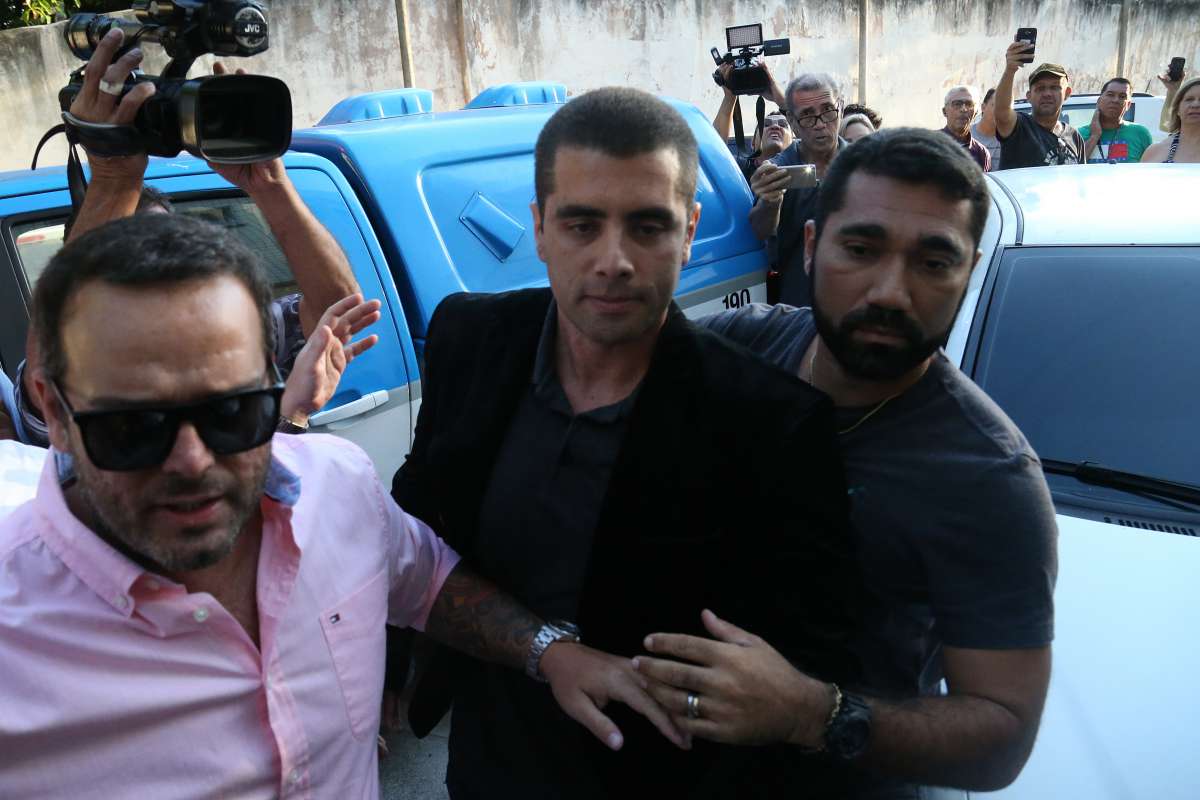 Denis Cesar Barros Furtado, conhecido como 'Dr. Bumbum', e sua m&atilde;e, Maria de F&aacute;tima Barros chegando na 16 DP Barra ap&oacute;s serem presos. Foto: Daniel Castelo Branco / Ag&ecirc;ncia O Dia.