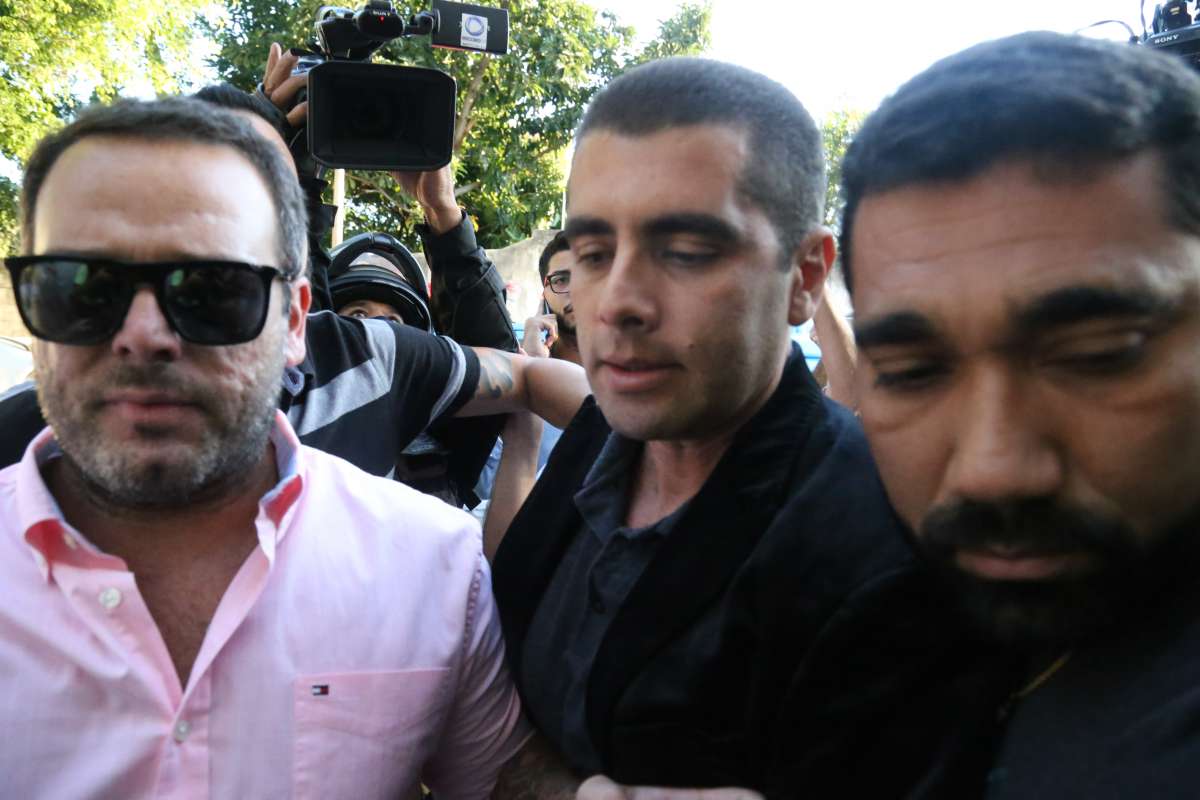 Dr Bumbum e sua mae chegando na 16 DP Barra. Foto: Daniel Castelo Branco / Ag&ecirc;ncia O Dia