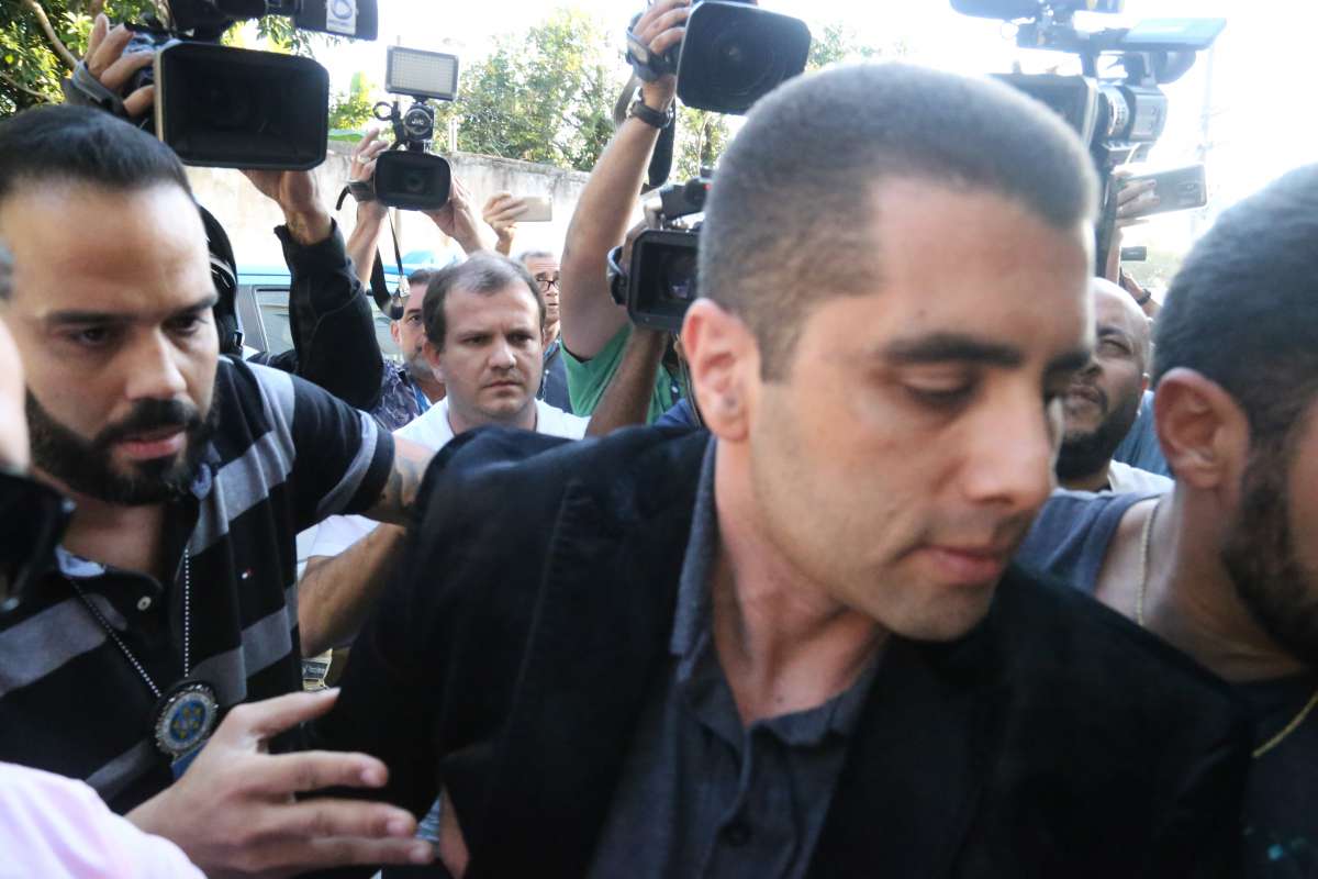 Dr Bumbum e sua mae chegando na 16 DP Barra. Foto: Daniel Castelo Branco / Ag&ecirc;ncia O Dia