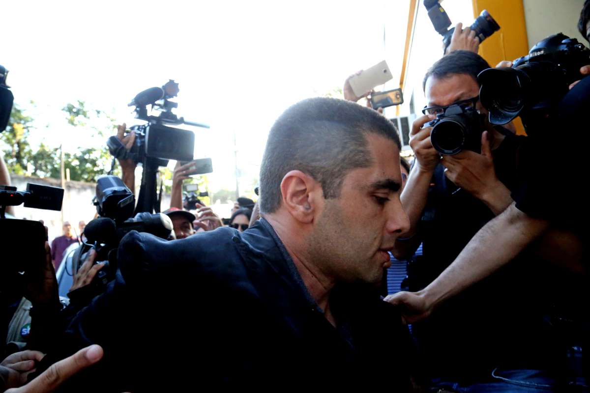 Denis Cesar Barros Furtado, conhecido como 'Dr. Bumbum', e sua m&atilde;e, Maria de F&aacute;tima Barros chegando na 16 DP Barra ap&oacute;s serem presos. Foto: Daniel Castelo Branco / Ag&ecirc;ncia O Dia.