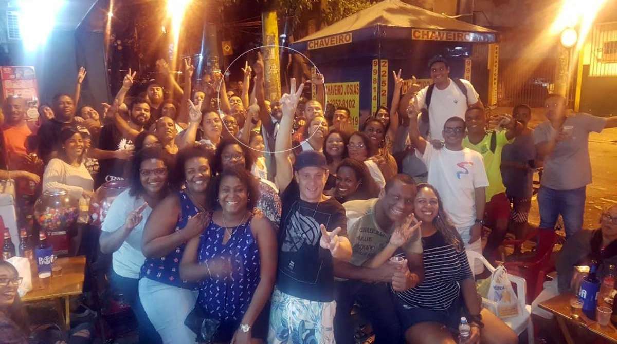 O motorista comemorou a liberdade com amigos