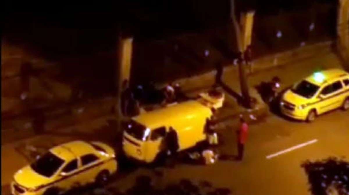 Pessoas abaixam e até sentam no chão para se proteger dos disparos