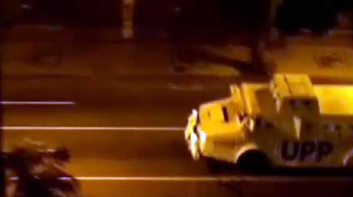 Pessoas abaixam e até sentam no chão para se proteger dos disparos