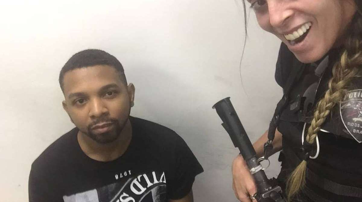 Policial civil faz selfie com Rogério 157 logo após ele ser preso