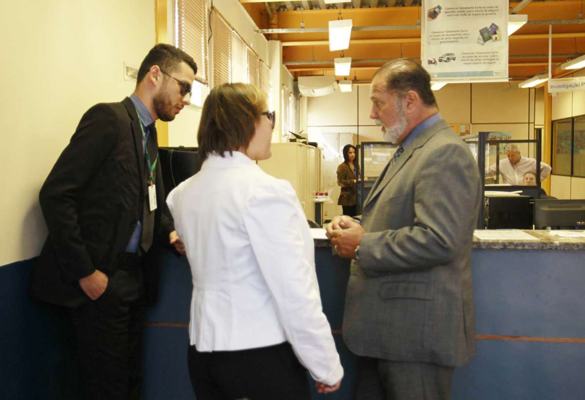 Advogados do Cremerj, vieram at&eacute; a 16DP na Barra. Tamb&eacute;m conversaram dom o advogado de  Denis Cesar Barros Furtado. M&eacute;dico preso na mesma delegacia.Estefan Radovicz / Ag*encia O Dia                       CIDADE,POL&Iacute;CIA,MEDICINA,PACIENTE,MORTE   
      Byline