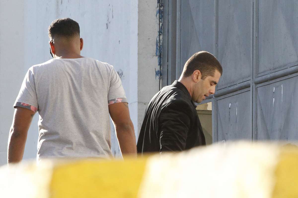 2018-07-20 - Dr. Bumbum &eacute; transferido para penitenci&aacute;ria - O m&eacute;dico Denis Furtado (Palet&oacute; Preto), conhecido como Dr. Bumbum, e sua m&atilde;e Maria de F&aacute;tima Furtado foram transferidos para a penitenci&aacute;ria de Benfica, na Zona Norte do RIo, ap&oacute;s prestarem depoimento na 16&ordf; DP sobre a morte de Lilian Calixto, que fez uma bioplastia de gl&uacute;teos. Na foto, Denis chega a cadeia. Foto de Alexandre Brum / Ag&ecirc;ncia O Dia - POLICIA CIDADE M&Eacute;DICO MEDICINA CIR&Uacute;RGIA PL?.STICA NEGLIG&Ecirc;NCIA M&Eacute;DICA PM SECRETARIA SEGURAN&Ccedil;A GOVERNO ESTADO;