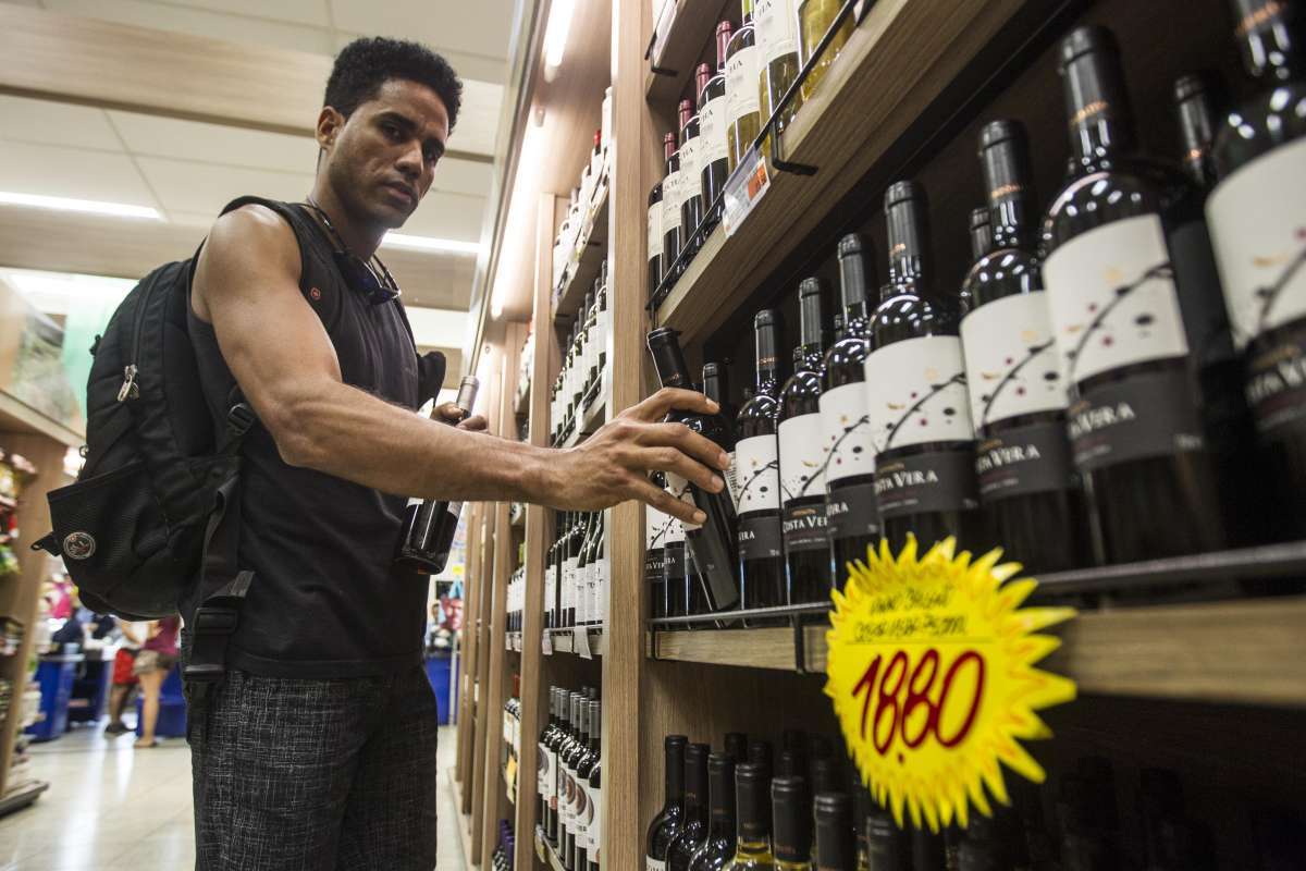 Promocao de inverno nos supermercados. Marcos Jorge da Silva, 35. Rj, 20 de julho. - Marcio Mercante / Agencia O Dia