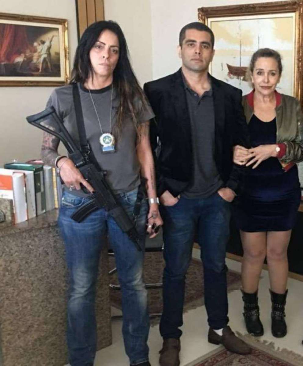 Policial civil vai responder &agrave; sindic&acirc;ncia da Coinpol por postar foto posando ao lado do Doutor Bumbum 