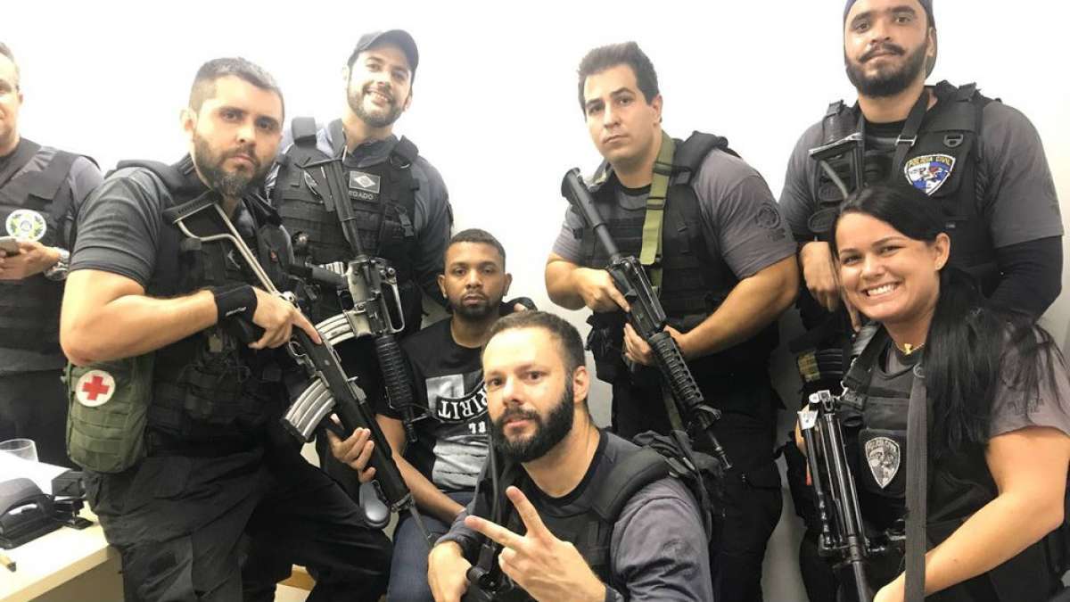Policial civil faz selfie com Rogério 157 logo após ele ser preso