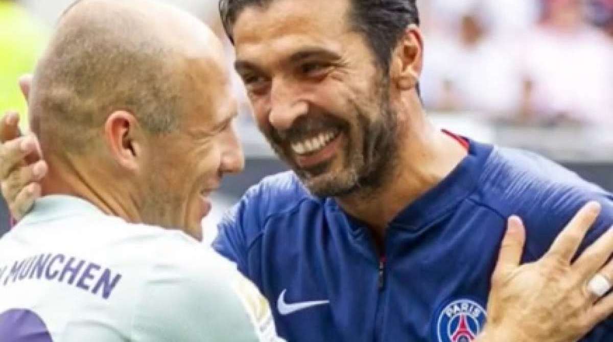 Buffon cumprimenta o holandês Robben antes do início da partida amistosa - Reprodução Instagram