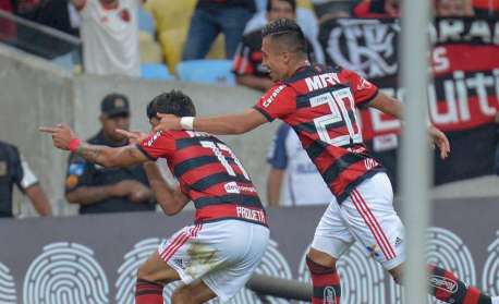 Com gols no começo do jogo, Flamengo derrota o Botafogo e se sustenta na  liderança