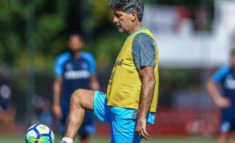 Renato Gaúcho é tietado por torcedores do Flamengo em treino do Grêmio na Gávea