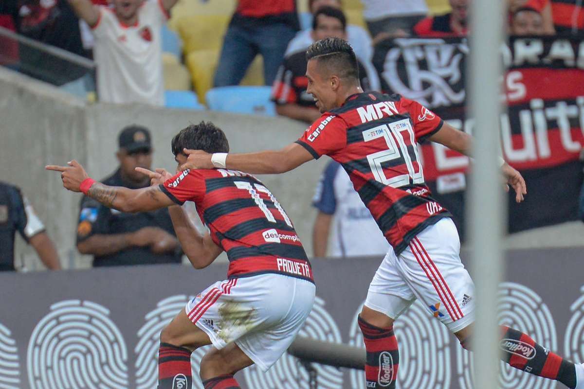 Fora de casa, Flamengo arrasa Brasília, chega à décima vitória e