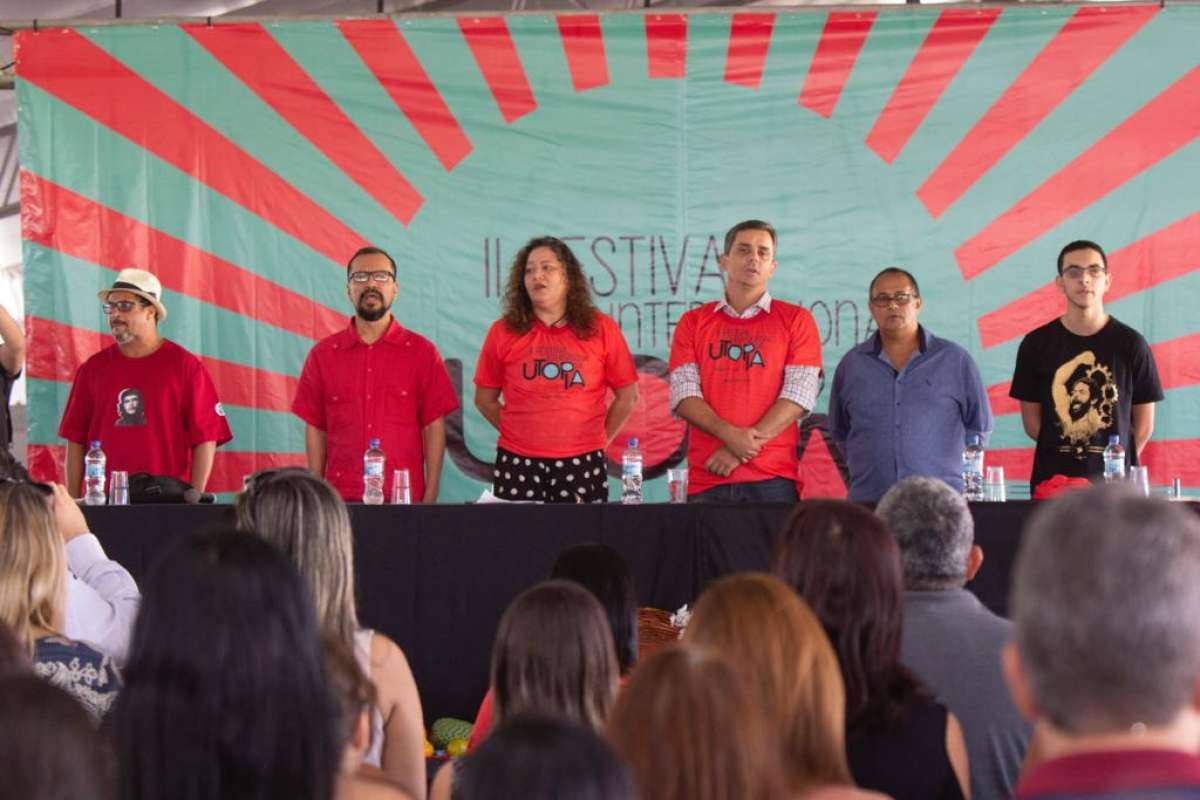 Mesa composta pelo prefeito Fabiano Horta ao Centro, os secretários Andrea Cunha(Cultura), João Carlos Lima Birigu(Direitos Humanos), Diego Zeidan (Economia solidária) e representantes do Movimento sem Terra, à direita
