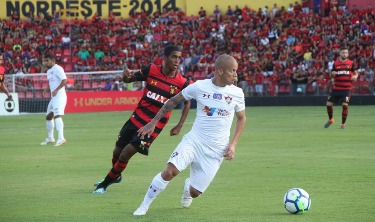 AGÊNCIA DE NOTÍCIAS/PARCEIRO - Jogadores do Sport, durante partida válida contra a equipe do Fluminense pela 14ª rodada do Brasileirão, no estádio da Ilha do Retiro, Zona Oeste de Recife, neste domingo (22). Foto: Leo Santana/Parceiro/Agência O Dia