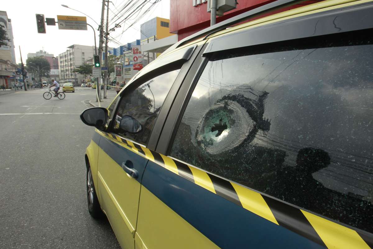 Bandido morre na Rua Dias da Cruz, no M&eacute;ier ao trocar tiros com a pol&iacute;cia.                Estefan Radovicz/Ag&ecirc;ncia O Dia                    CIDADE,POL&Iacute;CIA,ASSALTO,TIROS,MORTE - Estefan Radovicz/Ag&ecirc;ncia O Dia