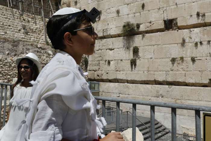 Jovem americano olha para o local onde um enorme bloco de pedra desalojou do Muro das Lamentações