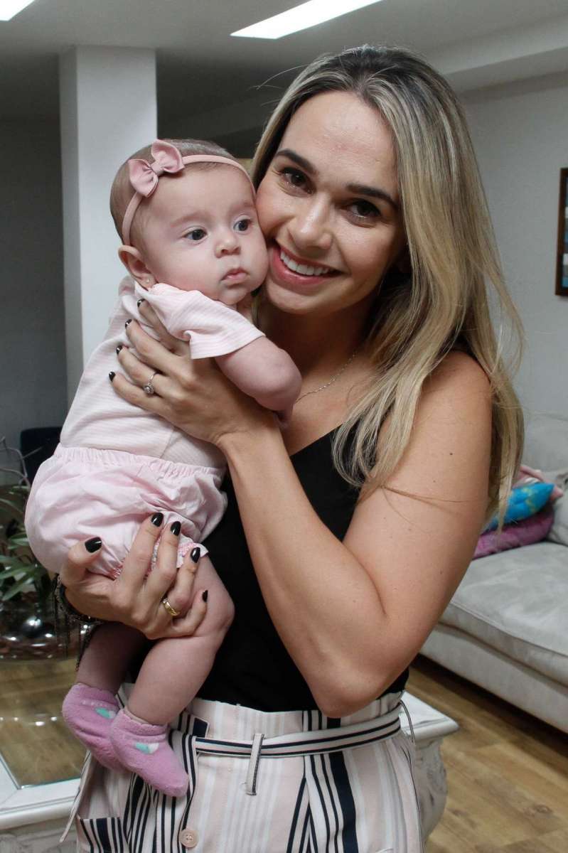 Karol Veiga e a filha Giovanna - Divulgação/Marcos Ferreira