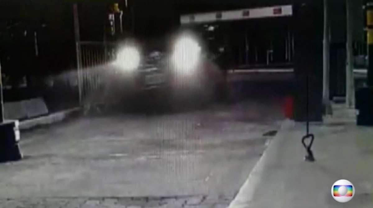 Carro de Doutor Bumbum passa na cancela fechada do shopping 