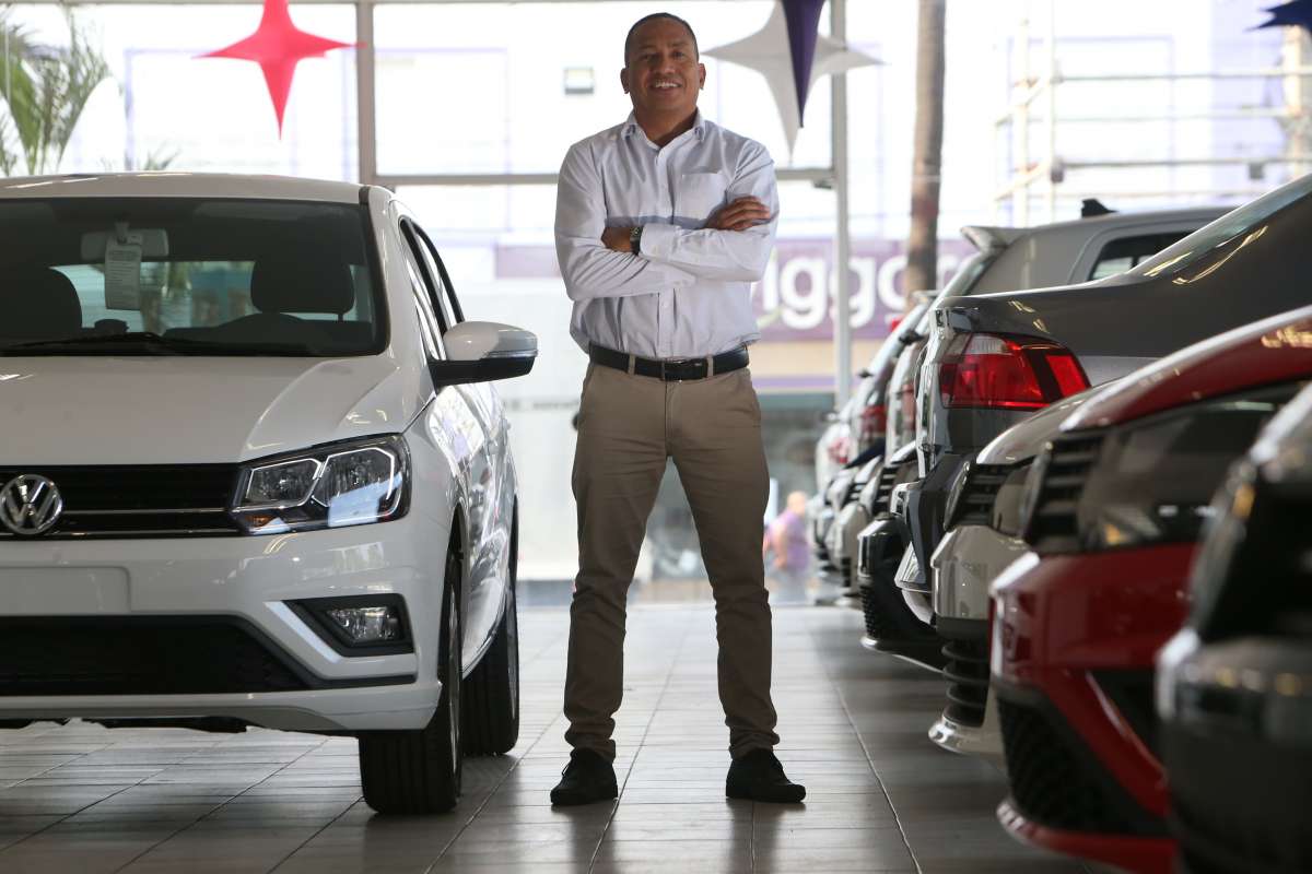 Especial Automotivo - AUTOMANIA E MOTOR - Matéria fala sobre a redução de juros no crédito para compra de automóveis. Local: Concessionária Fiorenza, Av. Brasil, 15146 - Vigário Geral. Na foto o gerente Marcelus Régis. Foto: Daniel castelo Branco / Agência O Dia..carro, moto, concessionária, volkswagem, ford, fiat, chevrolet, venda, compra, automovél, veícilo, transporte, motor