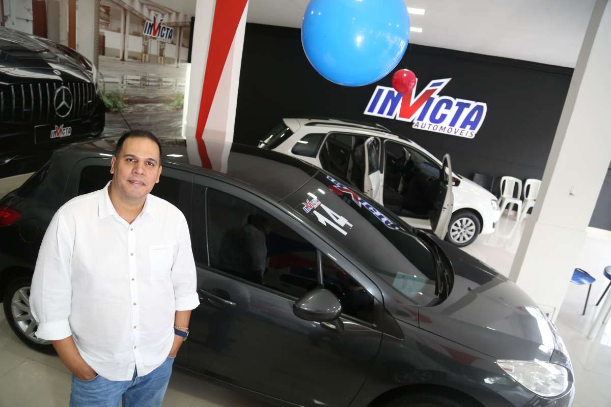 Especial Automotivo - AUTOMANIA E MOTOR - Matéria fala sobre a redução de juros no crédito para compra de automóveis. Local: Multimarcas Invicta - Av. Automóvel Clube, 1350 - São João de Meriti - RJ. Na foto o gerente Jorge Wanderson. Foto: Daniel Castelo Branco / Agência O Dia..carro, moto, concessionária, volkswagem, ford, fiat, chevrolet, venda, compra, automovél, veícilo, transporte, motor