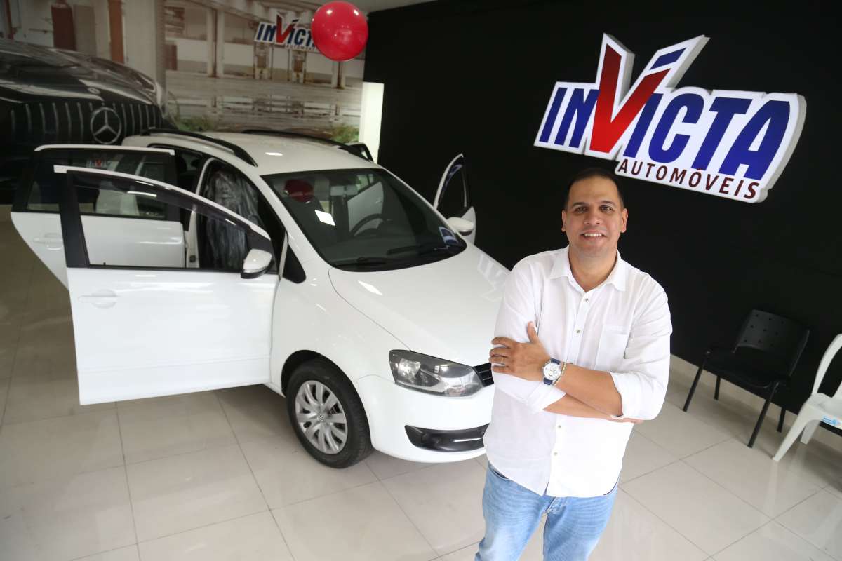 Especial Automotivo - AUTOMANIA E MOTOR - Matéria fala sobre a redução de juros no crédito para compra de automóveis. Local: Multimarcas Invicta - Av. Automóvel Clube, 1350 - São João de Meriti - RJ. Na foto o gerente Jorge Wanderson. Foto: Daniel Castelo Branco / Agência O Dia..carro, moto, concessionária, volkswagem, ford, fiat, chevrolet, venda, compra, automovél, veícilo, transporte, motor