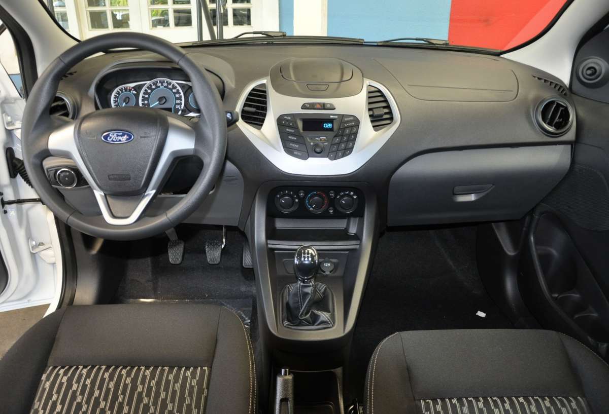 Painel de instrumentos com computador de bordo e retrovisores externos elétricos são destaque