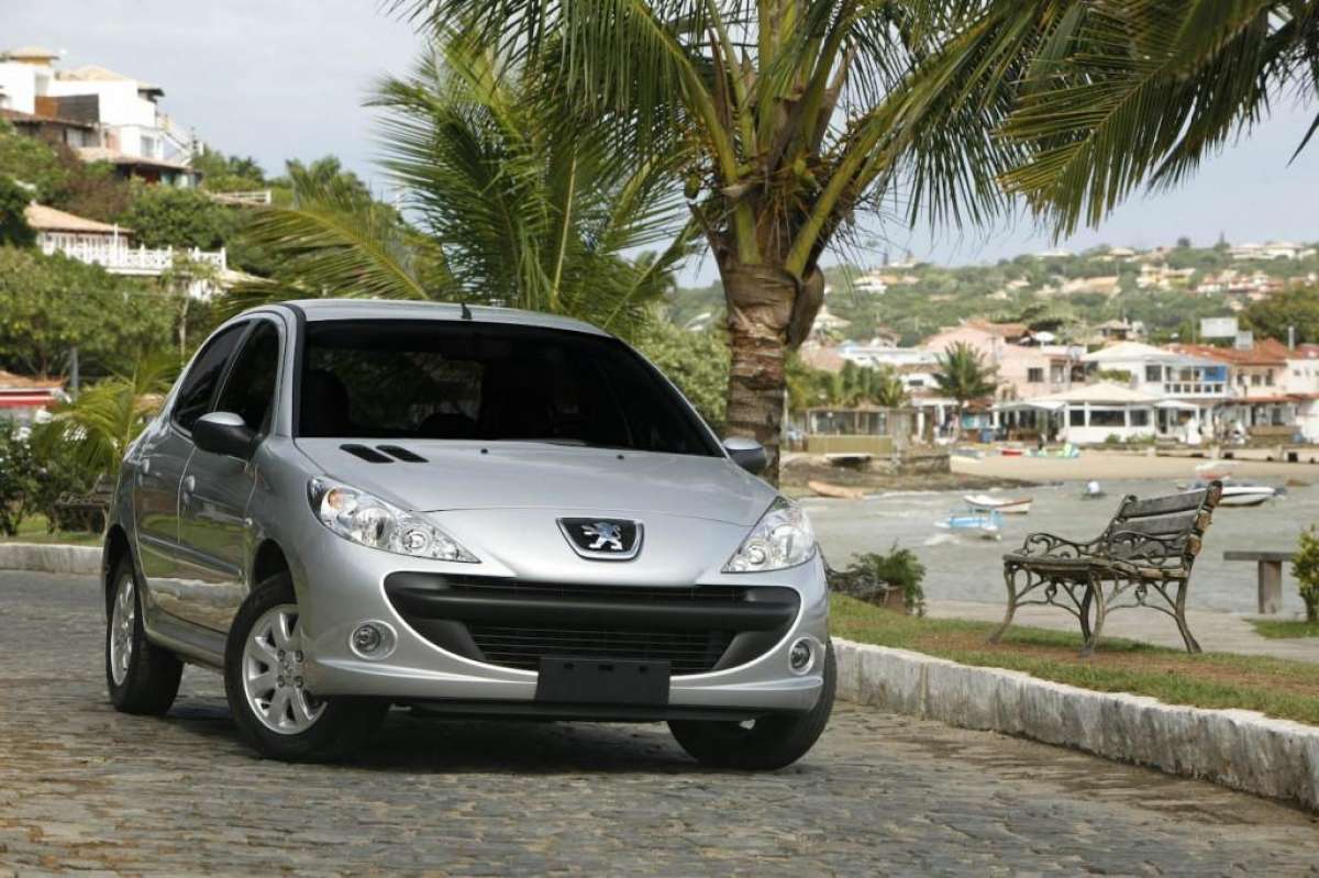 De entrada, o modelo da montadora francesa Peugeot conta com itens como  ar-condicionado, ajustes de altura no volante, direção com assistência elétrica e som com MP3