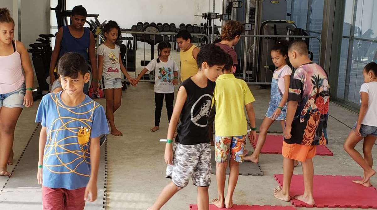 Crianças se divertem na colônia de férias