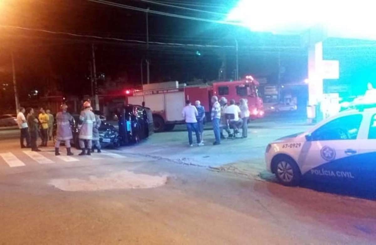 O miliciano ainda fez com que outro carro capotasse