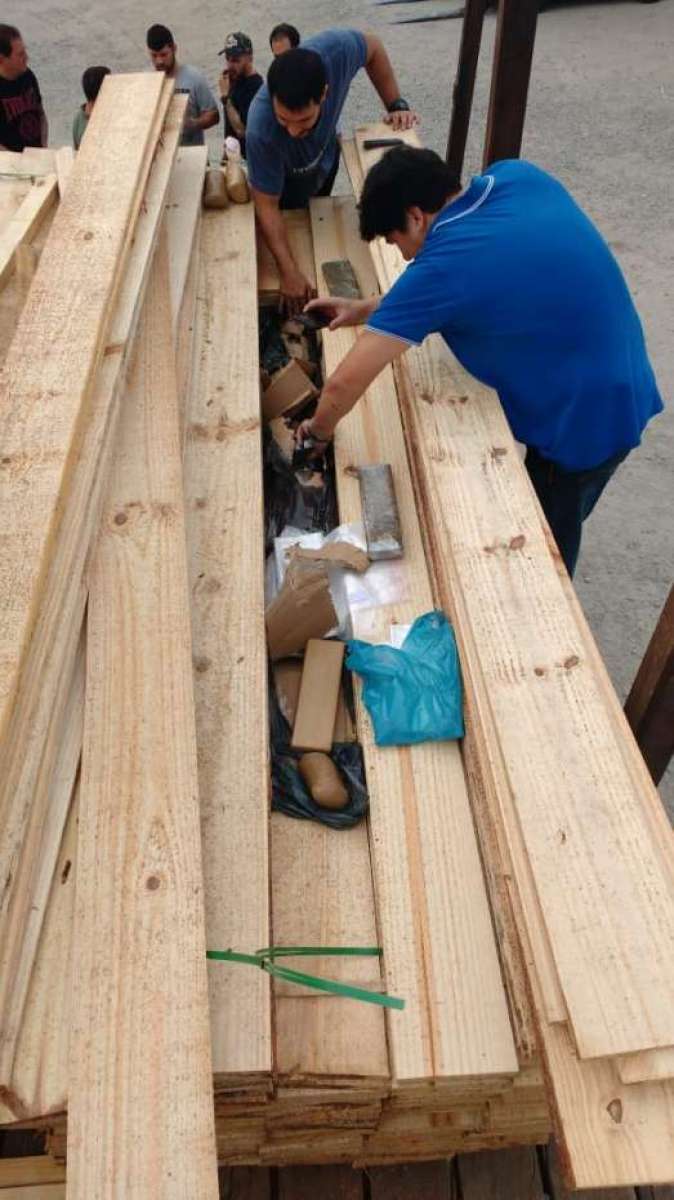 PF prende 2 e apreende mais de 700 Kg de maconha na Dutra