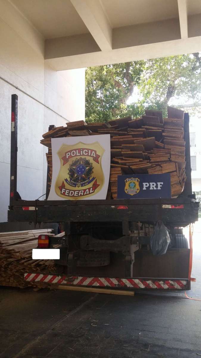 PF prende 2 e apreende mais de 700 Kg de maconha na Dutra
