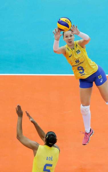 A levantadora Roberta em ação pela seleção brasileira de vôlei - Divulgação/ FIVB