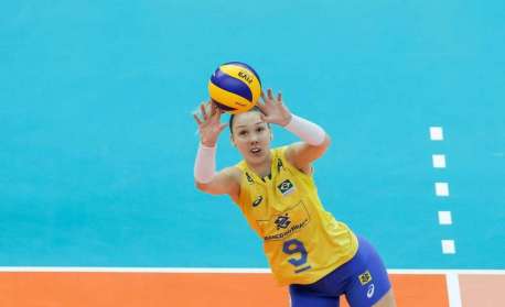 Roberta entra bem e dita o ritmo da seleção na ausência de Macris